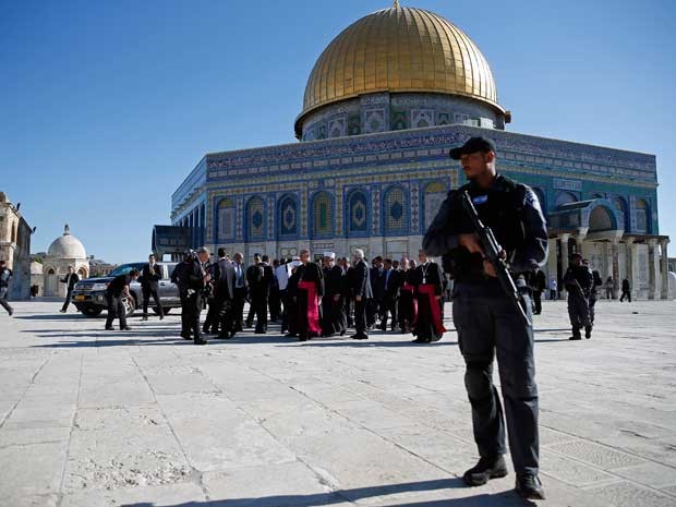 Forças de segurança israelenses vigiam região da esplanada das Mesquitas. (Foto: Thomas Coex / AFP Photo)