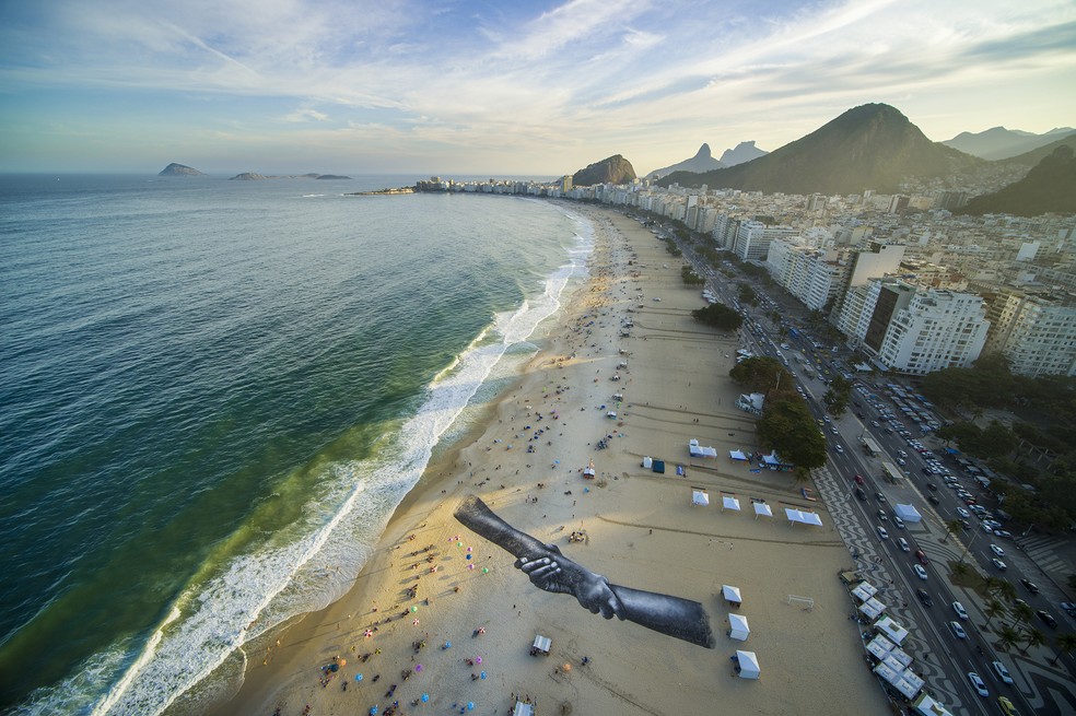 Saype na Praia de Copacabana — Foto: Saype