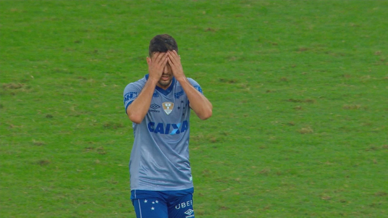 Uruguai não responde pedido do Cruzeiro, convoca Arrascaeta e, praticamente, tira meia das finais