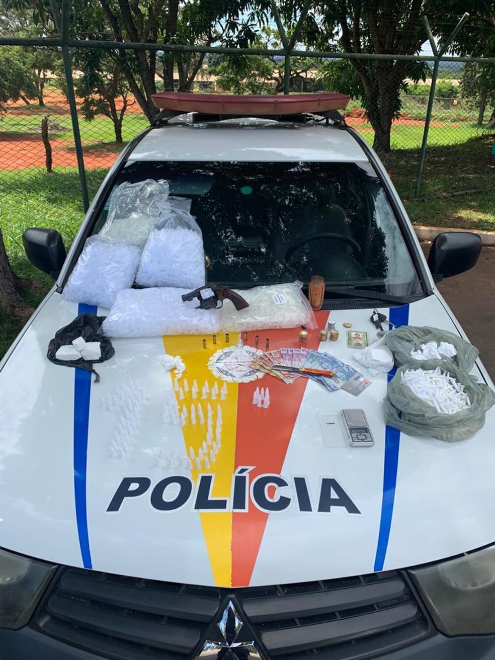 Drogas, arma e dinheiro apreendidos com suspeito de atirar contra mulher e enteada, na Estrutural, no DF — Foto: PMDF/Divulgação