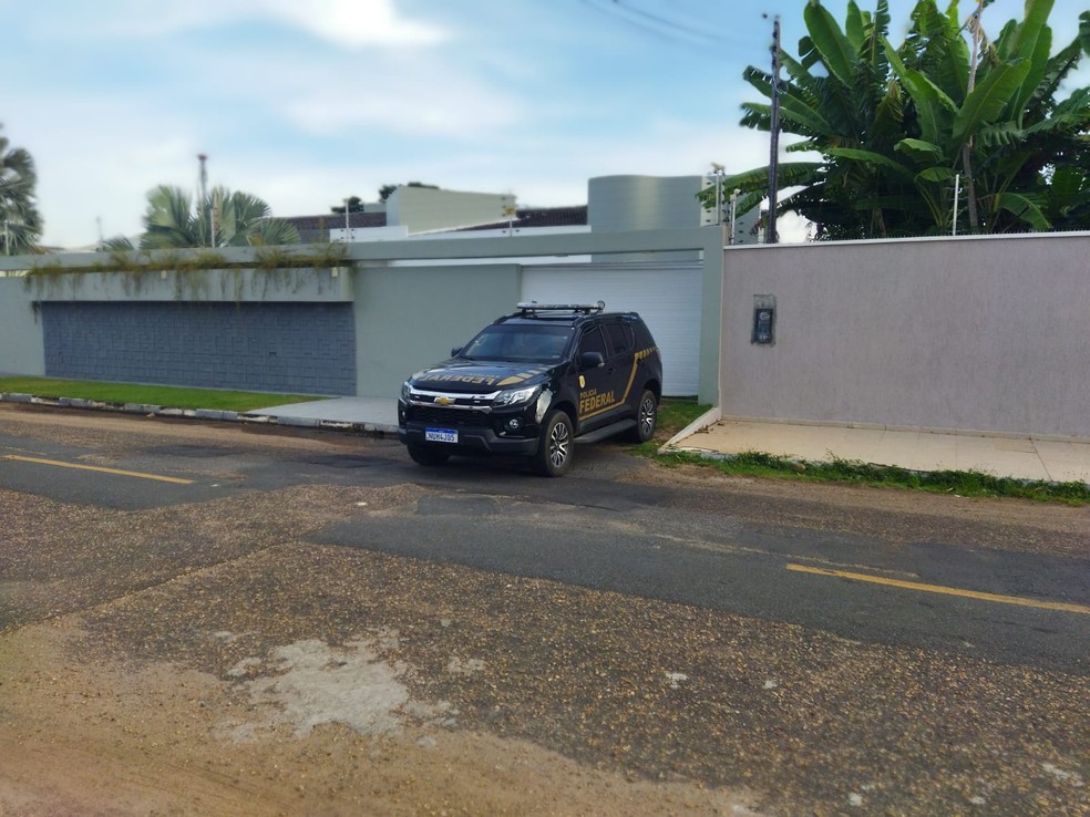 Viatura da PF em frente a casa do ex-senador Romero Jucá — Foto: Marcelo Marques/Rede Amazônica