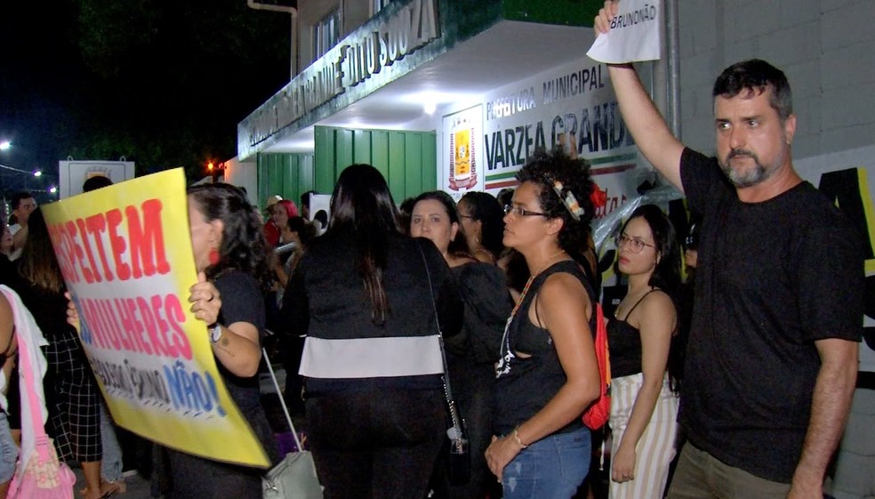 Professor também apoiou as mulheres durante o protesto — Foto: TVCA/Reprodução