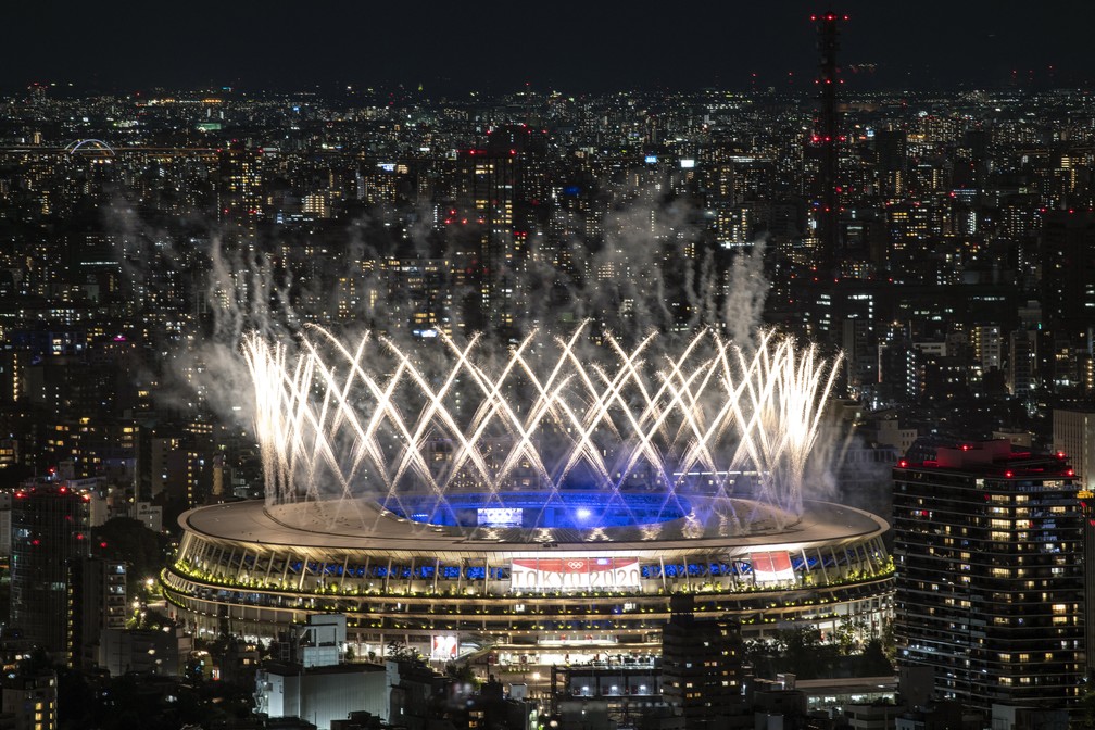 Fogos de artifício iluminam o céu sobre o Estádio Olímpico de Tóquio durante a cerimônia de encerramento dos Jogos Olímpicos em 8 de agosto de 2021 — Foto: Charly Triballeau/AFP