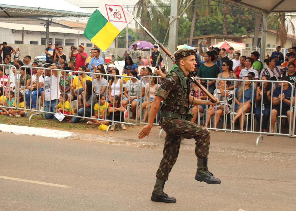 Militar do Exército marcha durante desfile em Porto Velho. (Foto: Pedro Bentes/G1)