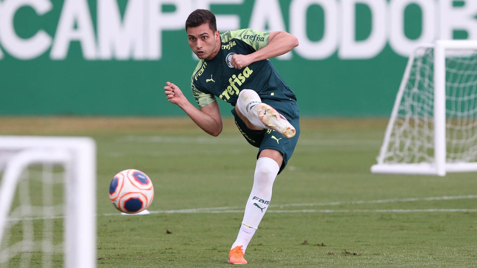 Ainda sem estrear, Luan Silva chama atenção no Palmeiras enquanto negocia contrato