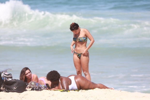 Anitta curte praia com Jojo Todynho e Nego do Borel (Foto: Dilson Silva/AgNews)