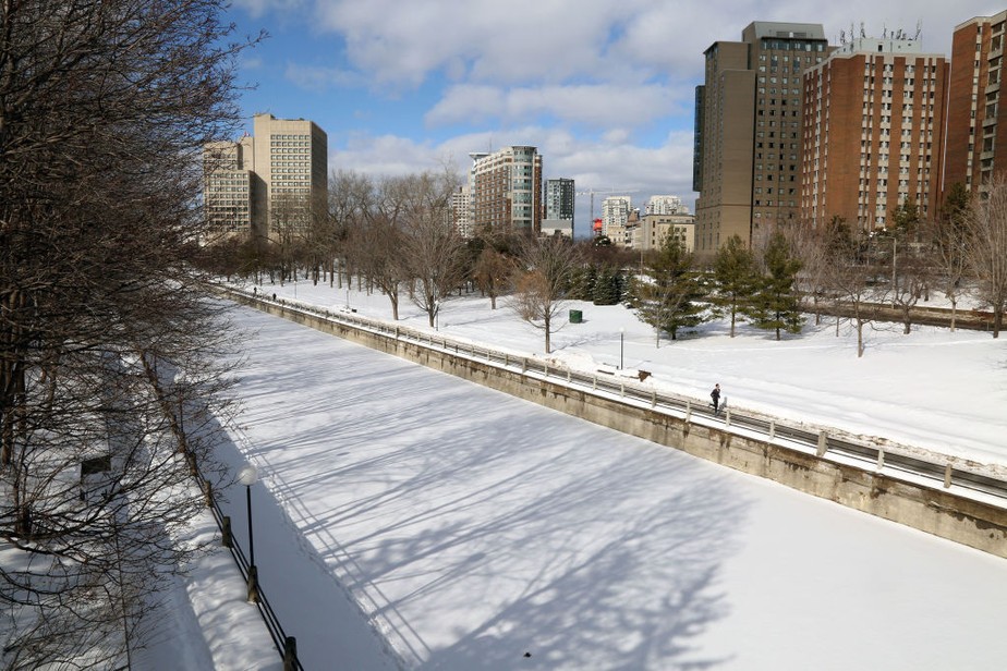 Com inverno ameno na capital do Canadá, aumenta a perspectiva de que a pista do Canal Rideau - a mais longa do mundo - não abrirá nesta temporada