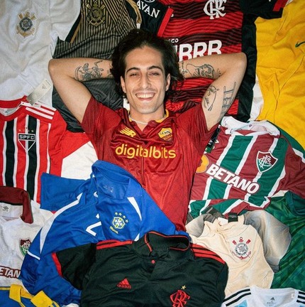 Damiano David, do Måneskin, é fã das camisas de futebol — Foto: Reprodução/Instagram