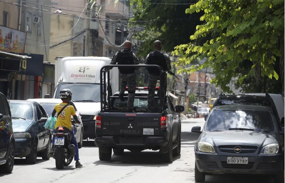 Policiais fazendo ronda na Gardênia Azul, em Jacarepaguá: bairro sofre com guerra entre tráfico e milícia na Zona Oeste