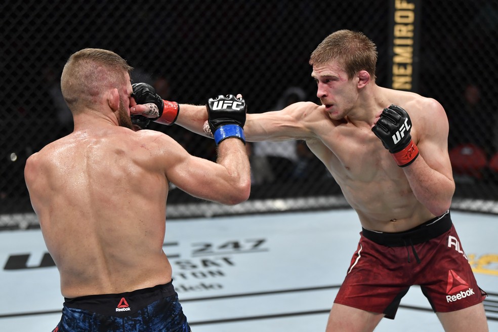 Arnold Allen golpeia Nik Lentz no UFC Raleigh — Foto: Getty Images