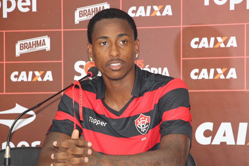 Atacante foi apresentado oficialmente nesta segunda (Foto: Maurícia da Mata/EC Vitória/Divulgação)