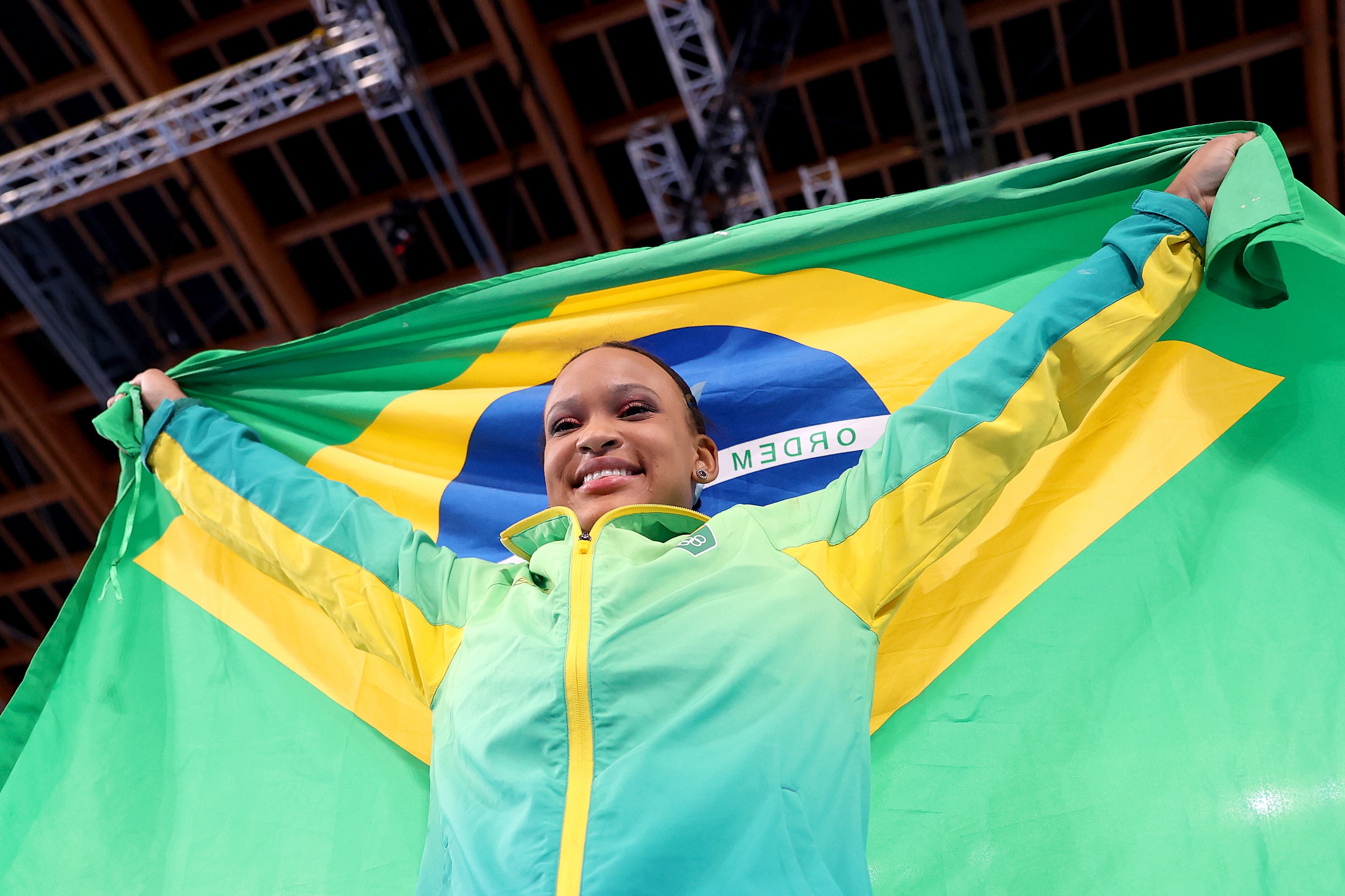 TOKYO, JAPAN - AUGUST 01: Rebeca Andrade of Team Brazil celebrates winning gold in the Women's Vault Final on day nine of the Tokyo 2020 Olympic Games at Ariake Gymnastics Centre on August 01, 2021 in Tokyo, Japan. (Photo by Laurence Griffiths/Getty Image (Foto: Getty Images)