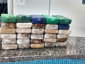 Tijolos de pasta base de cocaína foram encontrados em veículo com placas de Iturama (Foto: Divulgação/Polícia Rodoviária)