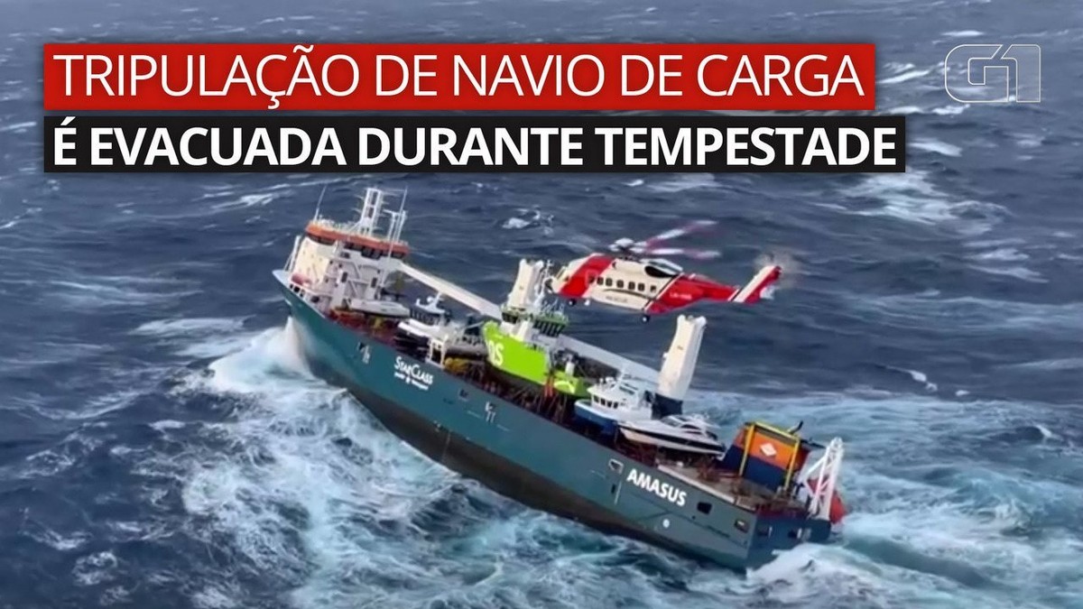 Tripulação de navio da Holanda pula no mar durante tempestade; veja vídeo de resgate
