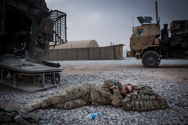 KANDAHAR, AFGHANISTAN - MARCH 18: A soldier in the U.S. Army's 1st Battalion, 36th Infantry Regiment, Charlie Company naps during a maintenance stop at Forward Operating Base Azzizulah on March 18, 2013 in Kandahar Province, Maiwand District, Afghanistan. (Foto: Getty Images)