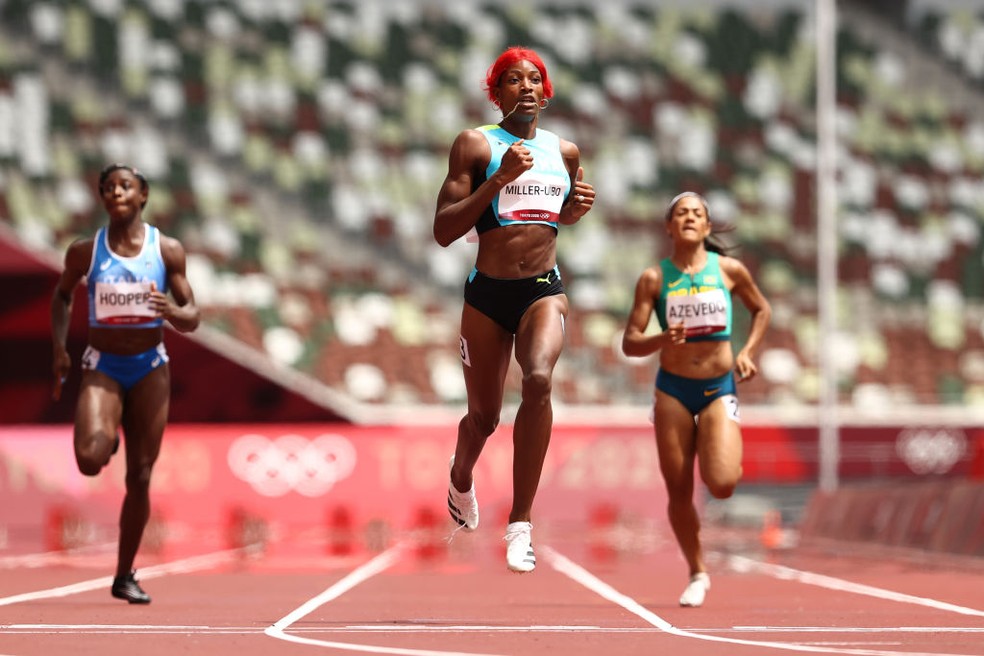 Ana Carolina Azevedo persegue a 2ª colocada Shaunae Miller-Uibo, das Bahamas — Foto: Ryan Pierse/Getty Images