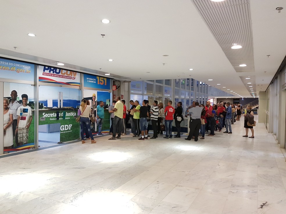 Clientes fazem fila na entrada do Procon-DF para conseguir senhas de atendimento (Foto: Banco de Brasília/Divulgação)