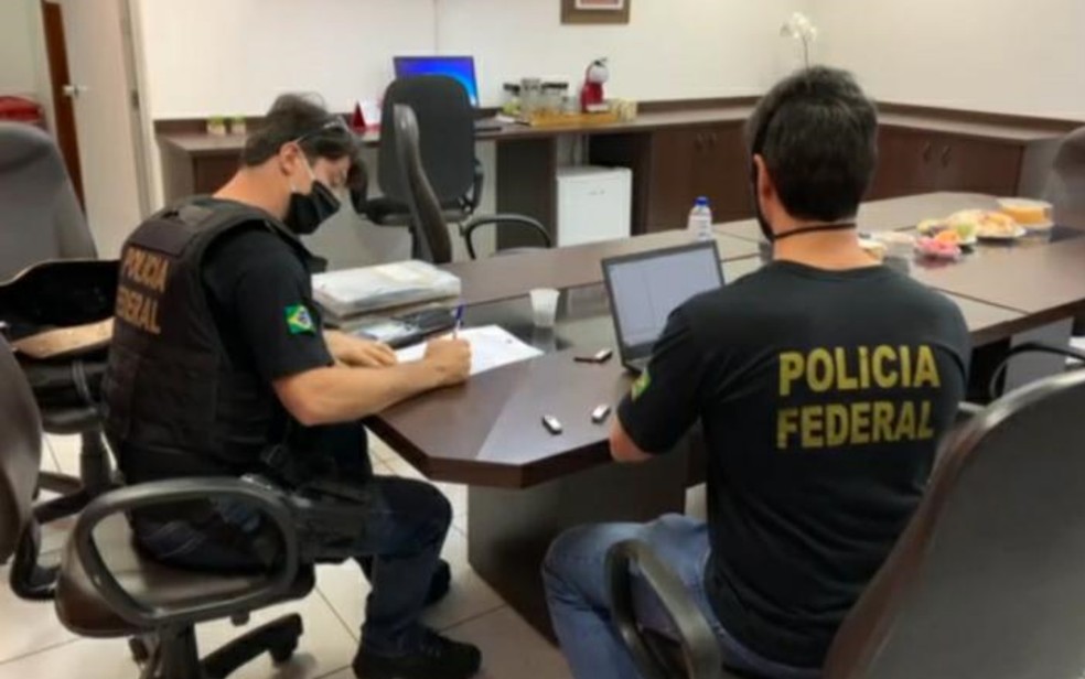 Policiais federais recolhem documentos durante operação contra servidores do Mapa, em Goiás — Foto: Reprodução/TV Anhanguera