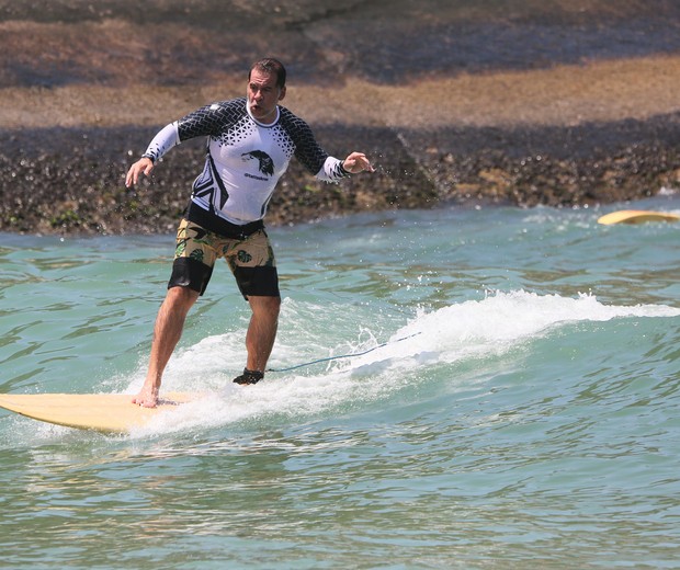 Leandro Hassum faz aula de surfe no Rio (Foto: Dilson Silva/AgNews)