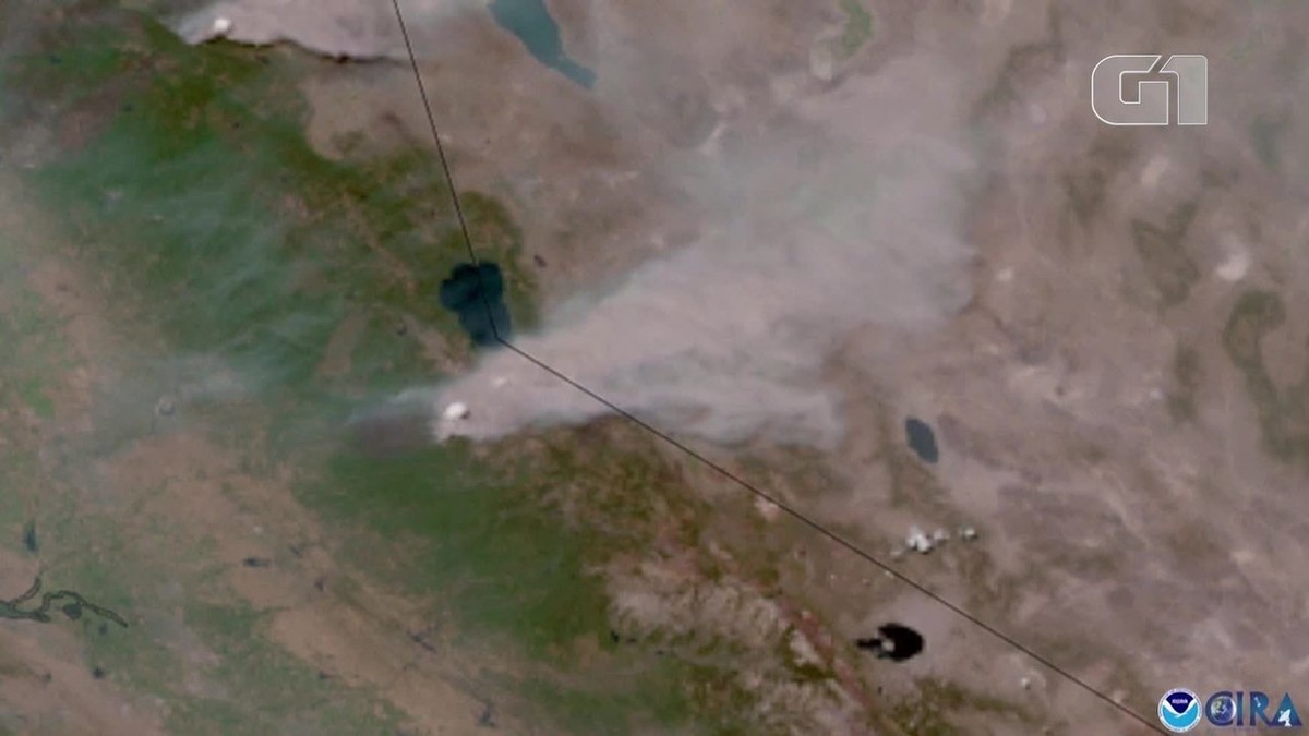 Imagens de satélite mostram fumaça de forte incêndio florestal na Califórnia; veja VÍDEO