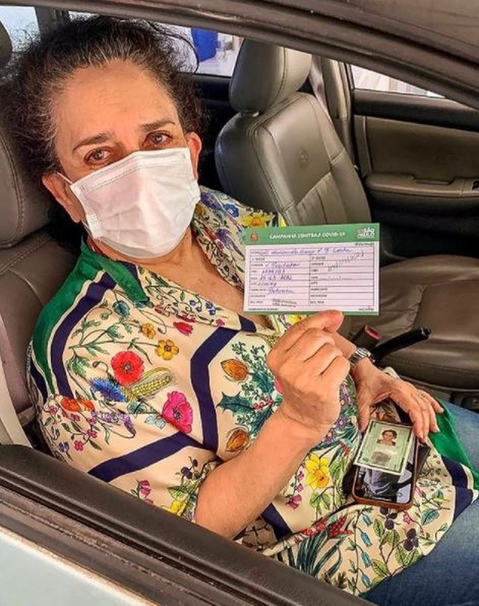Gal Costa é vacinada contra o coronavírus em São Paulo — Foto: Reprodução