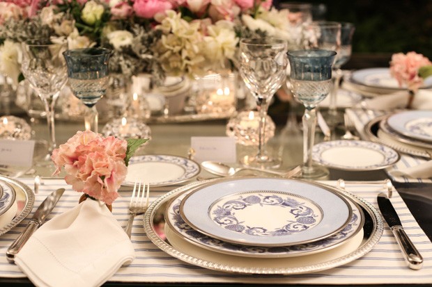 Vamos Receber: mesa azul e rosa (Foto: Michele Moll / divulgação)