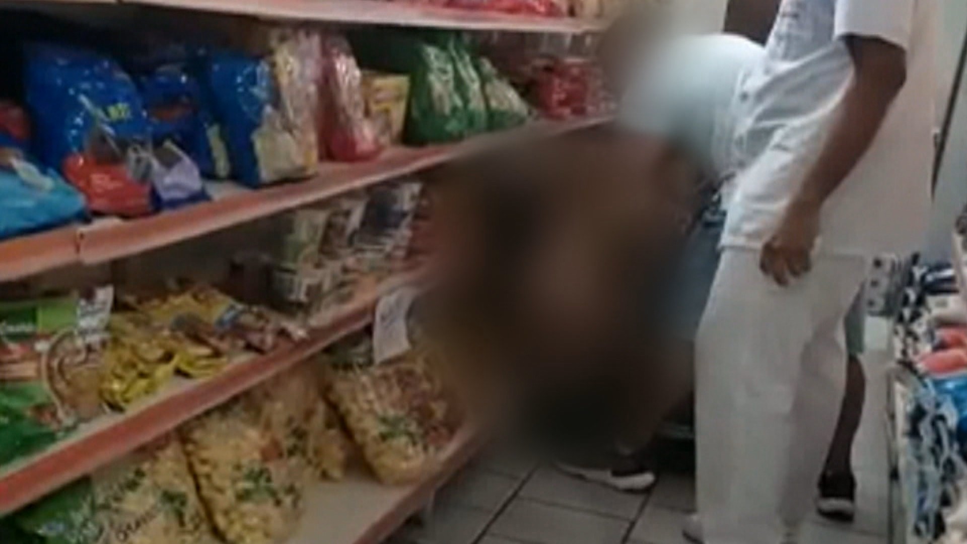 'Eu vi o vídeo só até a metade', diz avó de adolescente agredido em supermercado de Caxias do Sul; menores foram ouvidos