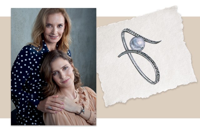 À esquerda, Paula, mãe de Antonia, exibe o anel da década de 20. À direita, a galerista usa o bracelete inspirado na joia e desenvolvido com espinélios e pérola South Sea (Foto: Rogério Cavalcanti)