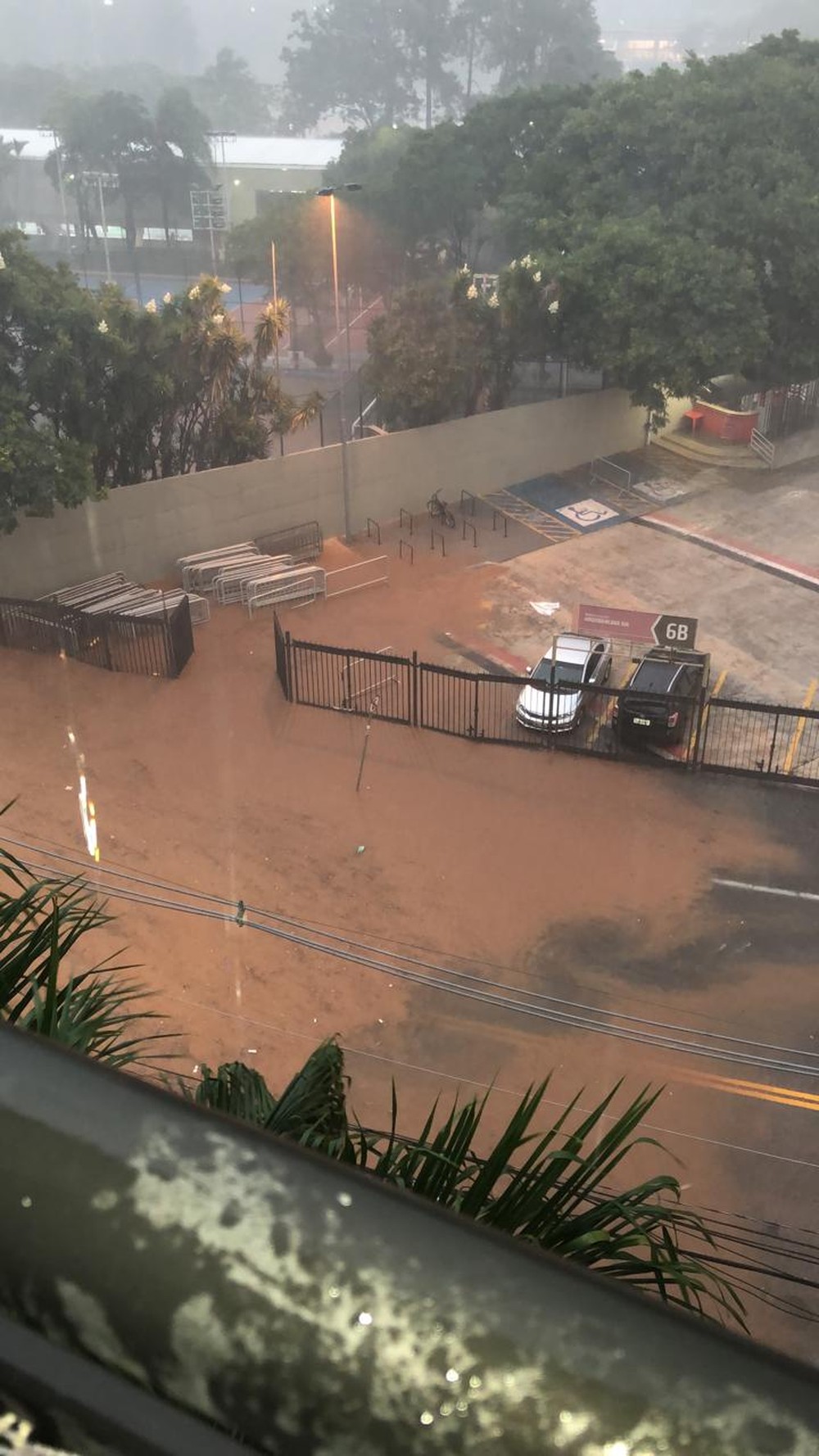 Sede do São Paulo no Morumbi sofre com alagamento após forte chuva; veja fotos e vídeos