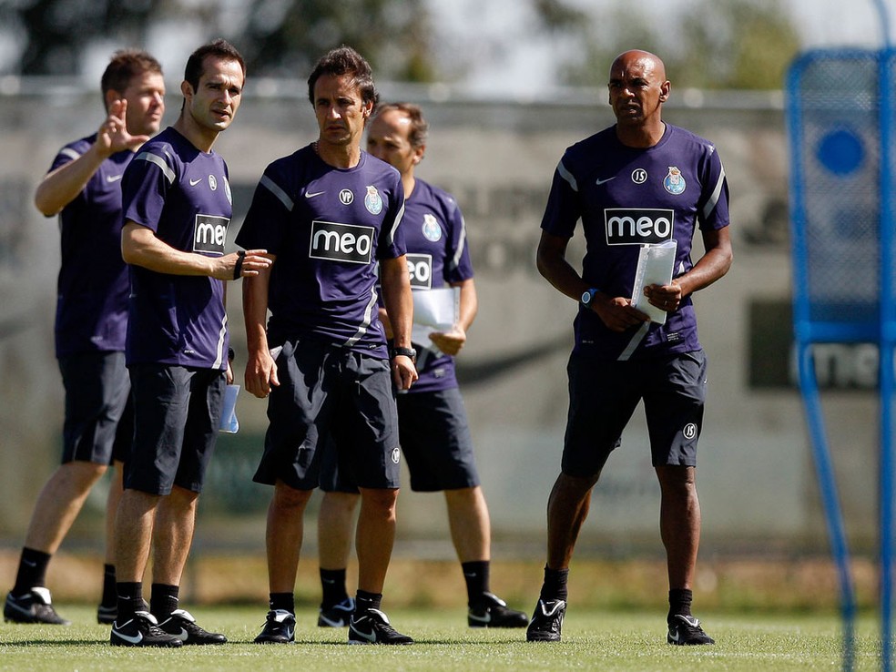 Rui Quinta, fora de foco, ao fundo de V&iacute;tor Pereira, em treino do Porto &mdash; Foto: Reprodu&ccedil;&atilde;o/Mais Futebol