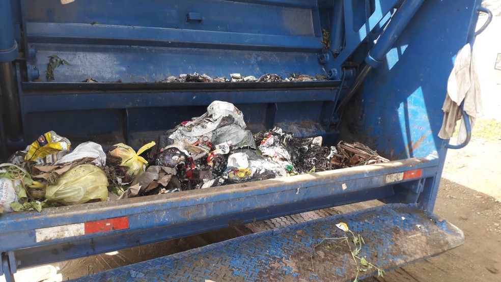 Frota de veículos da Prefeitura de Caicó é recolhida após ataque a caminhão de coleta de lixo — Foto: Cedida