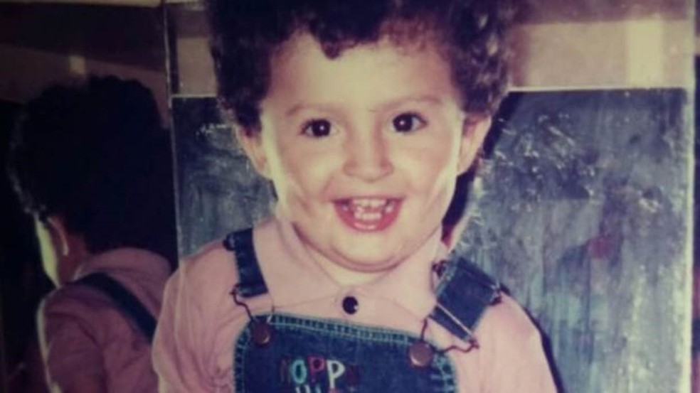 Quando entrou para a escola, Enã enfrentou preconceito e bullying por causa de sua condição — Foto: Arquivo pessoal