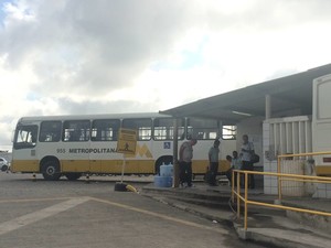 Ônibus foi usado pelos bandidos para entrar na empresa, em Areias (Foto: Jéssica Maia/ Tv Globo)
