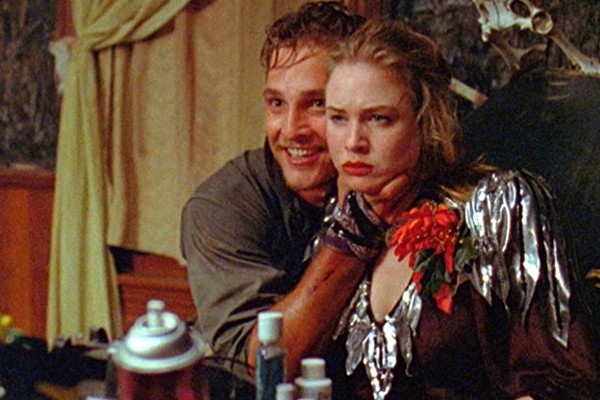 Os atores Matthew McConaughey e Renée Zellweger no filme O Massacre da Serra Elétrica: O Retorno (1994) (Foto: Reprodução)