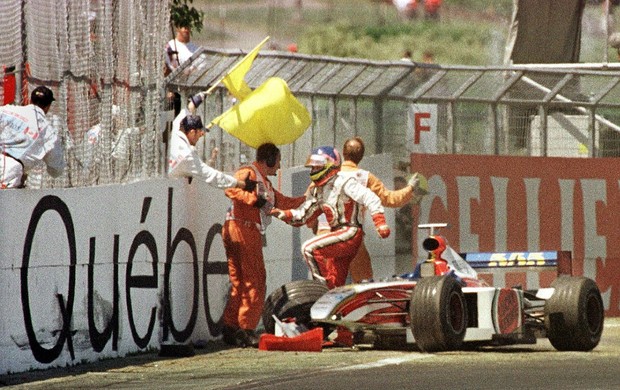 Companheiro de Zonta na BAR, Jacques Villeneuve bate no 'Muro dos Campeões' no GP do Canadá de 1999 (Foto: AFP)