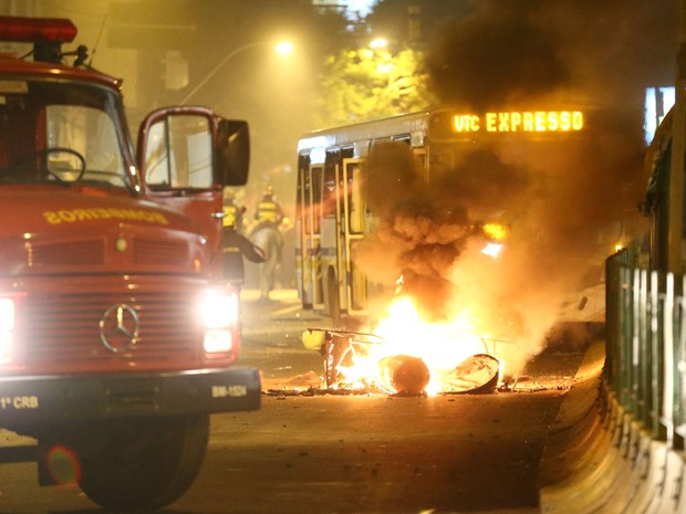 Manifestantes que participavam do protesto em Porto Alegre contra o aumento do preço da passagem na noite desta segunda-feira (17) colocaram fogo em um ônibus na Avenida João Pessoa (Foto:  Jefferson Botega/Agência RBS)