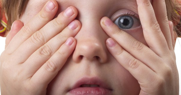 Menina com medo escondendo os olhos (Foto: Shutterstock)