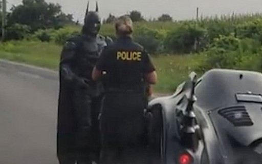 Batman' dirigindo Batmóvel é parado pela polícia no Canadá - Monet |  Notícias