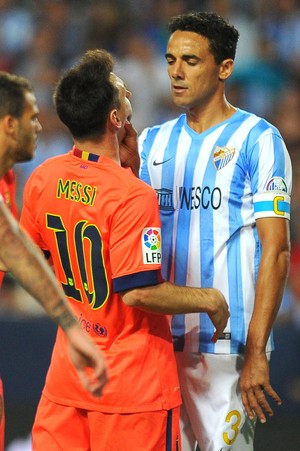 Messi e Weligton, Malaga X Barcelona (Foto: Agência AFP)