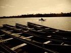 Internauta registra canoas 'estacionadas' à beira de rio no AC 