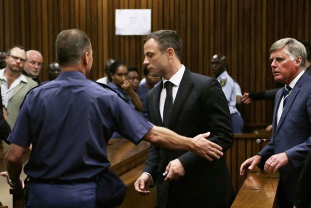 Oscar Pistorius é levado para uma cela após ser condenado a cinco anos de prisão nesta terça-feira (21) (Foto: Themba Hadebe/Reuters)