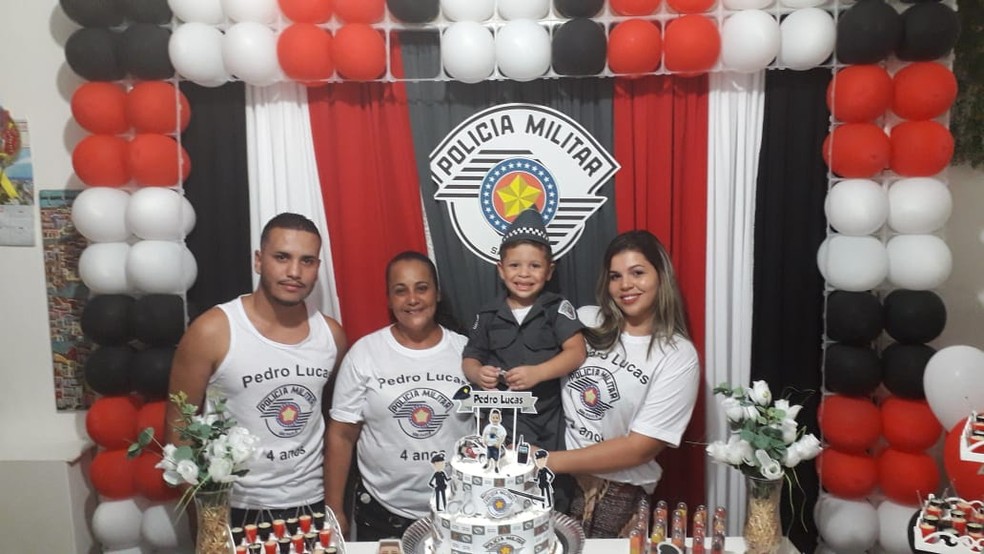 Pedro e familiares aproveitaram festa com tema da Polícia Militar, em Itanhaém, SP — Foto: Divulgação/Polícia Militar