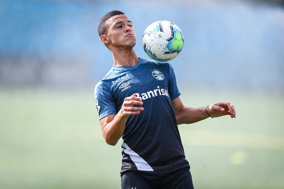 Darlan volta a aparecer no Grêmio e abraça decisões de Renato em rodízio