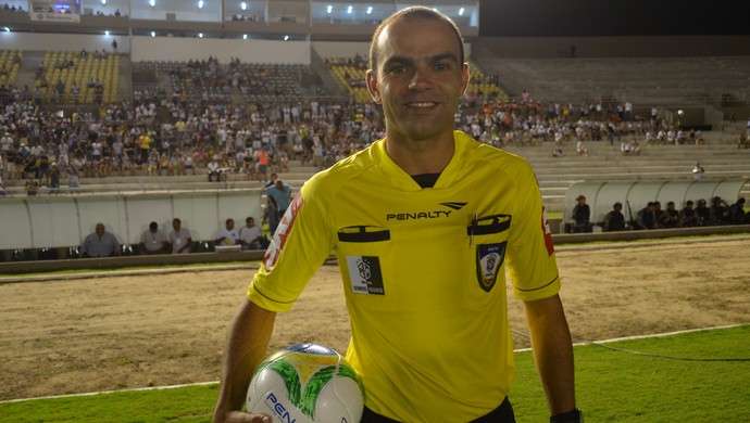 Renan Roberto, árbitro paraibano (Foto: Pedro Alves/GloboEsporte.com)