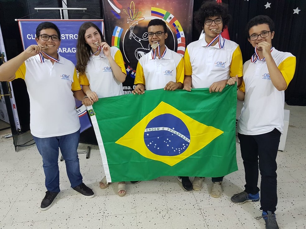 Caio Nascimento, Katarine Klitzke, Luã Souza, Vinicius Rodrigues e Gabriel Gandra conquistam medalhas em competição de Astronomia e Astronáutica  — Foto: Júlio Klafke/Divulgação