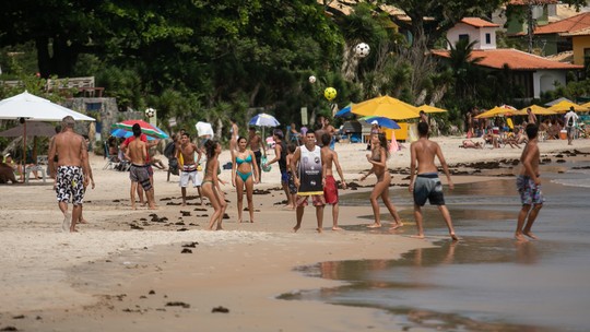 Na Praia de Geribá, em Búzios, um guarda-sol e duas cadeiras 'custam' R$ 200