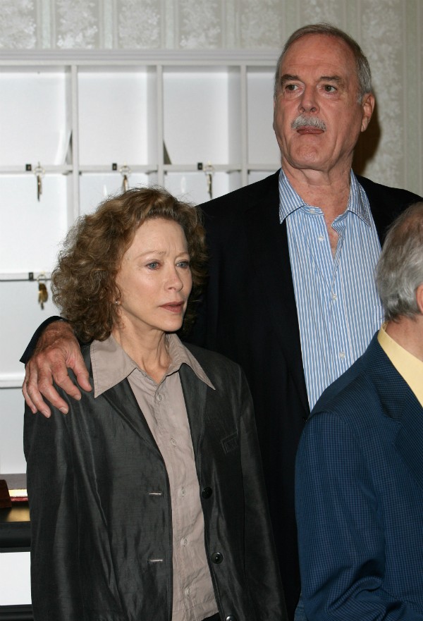O ator John Cleese com uma de suas ex (Foto: Getty Images)
