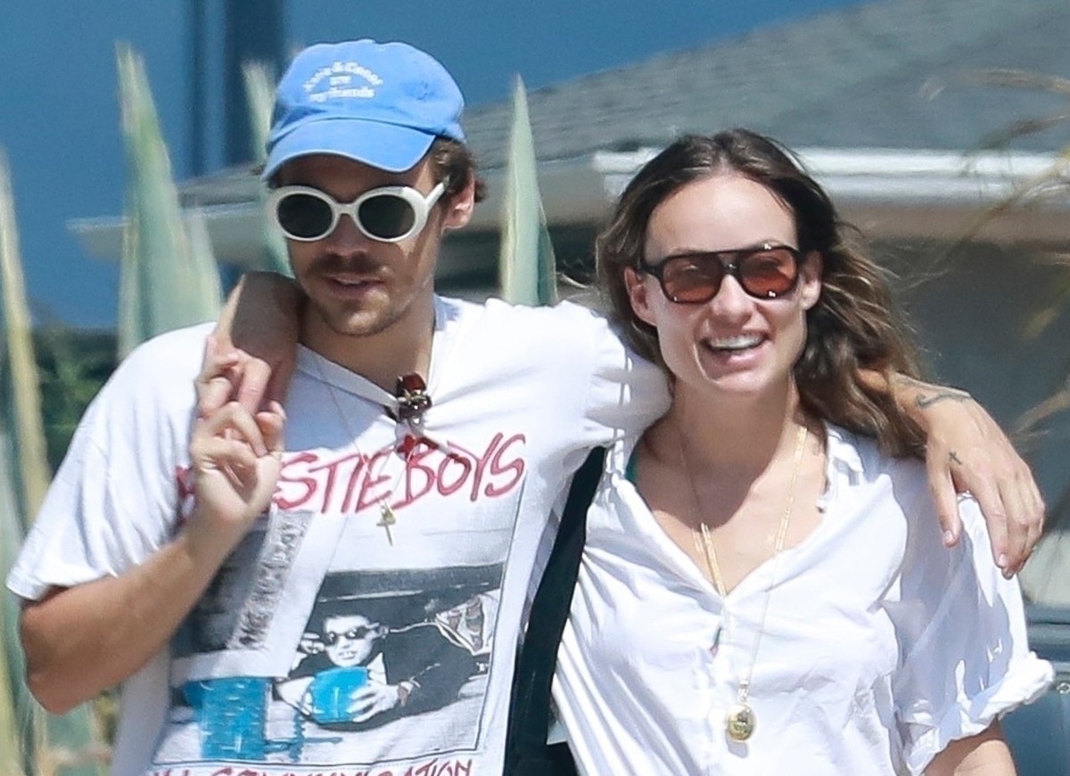 Harry Styles e Olivia Wilde foram clicados sorridentes caminhando abraçados em Los Feliz (Foto: The Grosby Group)