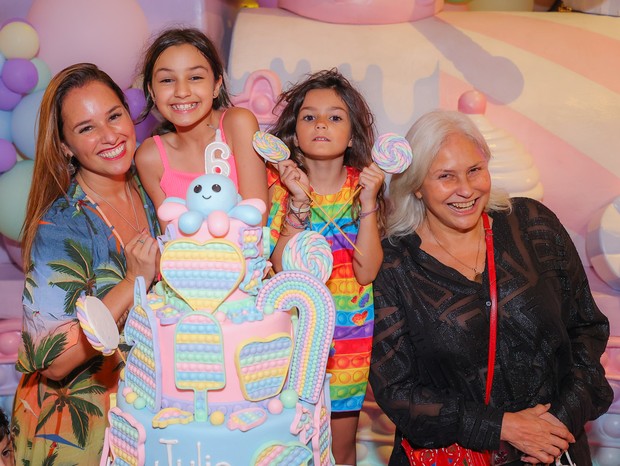 Fafá de Belém com a filha, Mariana Belém, e as netas, Laura e Julia (Foto: Manuela Scarpa/Brazil News)