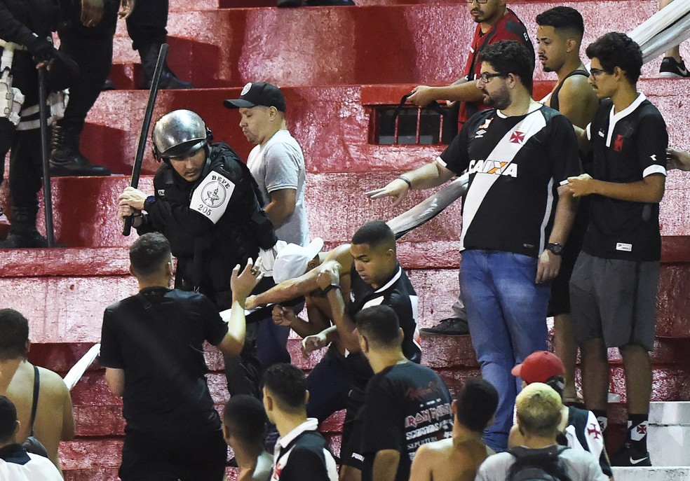 Polícia em ação em briga de torcedores do Vasco em São Januário — Foto: André Durão